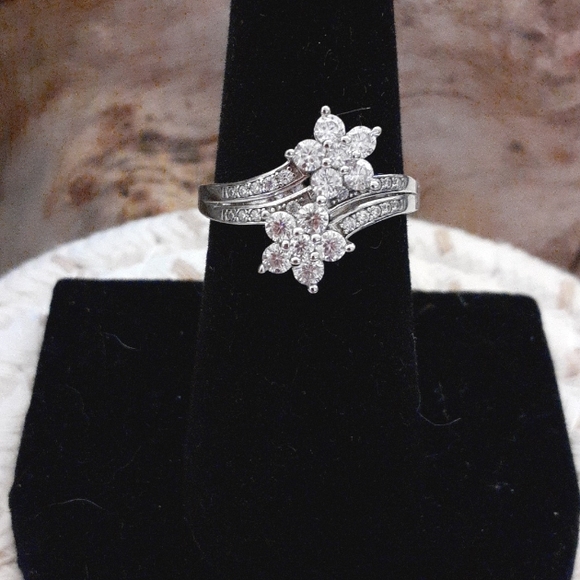 MOISSANITE BYPASS FLOWER RING - Picture 8 of 10